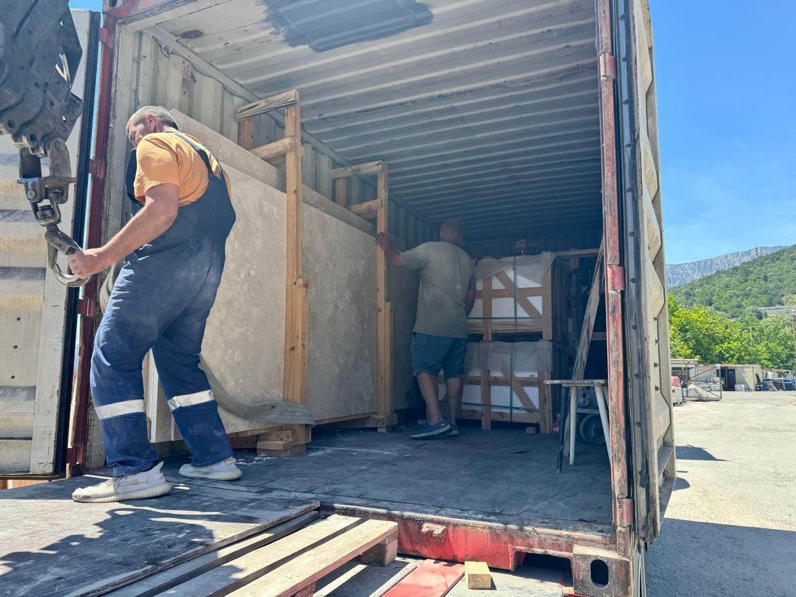 поставки травертин на склад